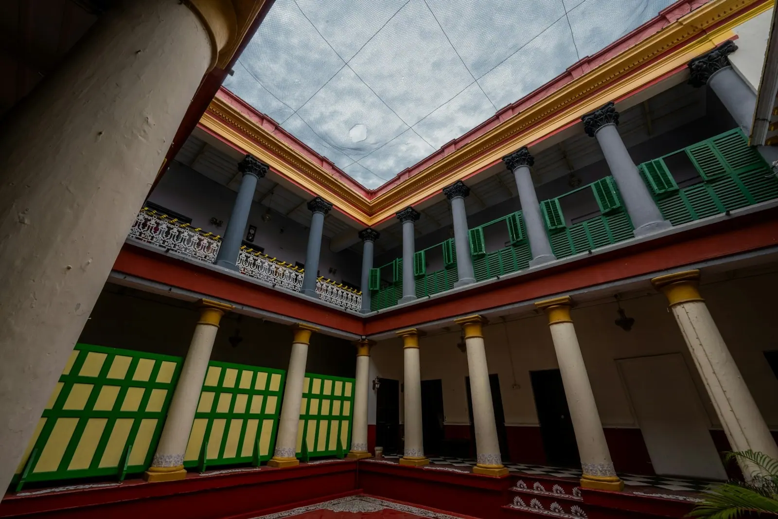 Patio interior con columnas y balcones en una casa de estilo colonial